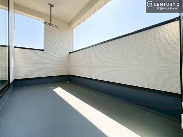 広々としているバルコニーです！お洗濯物を干すのはもちろん風に当たりながらくつろぎタイムが送れます！