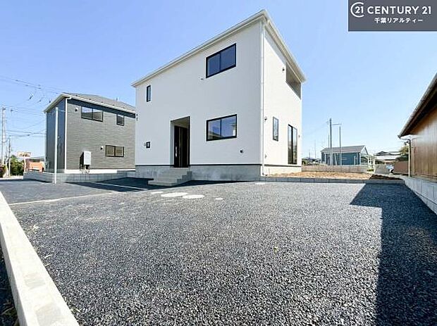 駐車スペースは2台分あります!セカンドカーはもちろん、バイクや自転車なども置き場所に困りません。