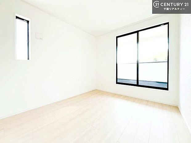 明るく風通しの良い居室です。「シンプル」にデザインされた室内。自由度が高いので家具やレイアウトでお好みの空間を創り上げられます。是非一度、現地にてご確認ください。