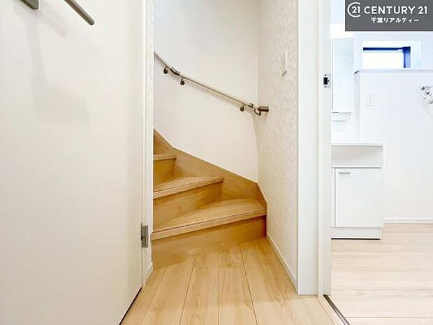 階段は明るく手摺りもついています！お子様やご年配の方も安心してご利用頂けますね！