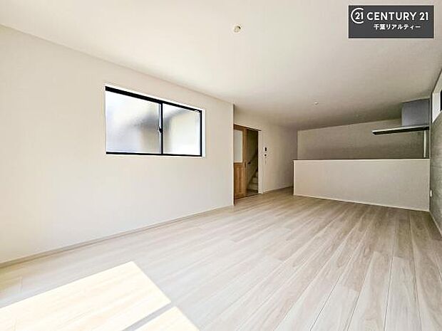 大きな窓からたっぷりの陽ざしが入る明るいリビング。開放感のあるリビングで家族団らんのくつろぎの時間を過ごせます！