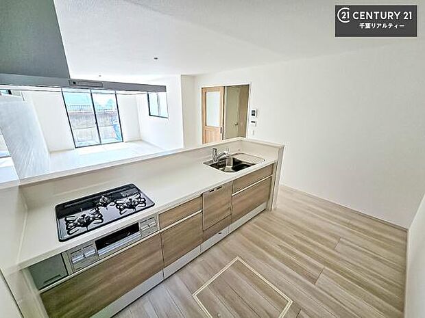 大人気の対面式システムキッチンを採用しています！ご家族のコミュニケーションが自然と増える設計です。お子様にも目が届くので嬉しいですね！広々使えて快適で作業が進みます。