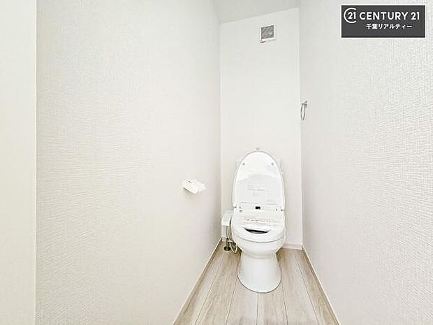1・2階にトイレがございます！朝の忙しい時間帯も待たずにすみそうですね。白を基調とした清潔感のあるトイレでお手入れがしやすいです！