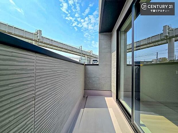 陽当たりの良いバルコニーで、お洗濯物もよく乾きそうですね！お天気の良い日にはバルコニーへ出てリフレッシュするのも気持ちよさそうです。