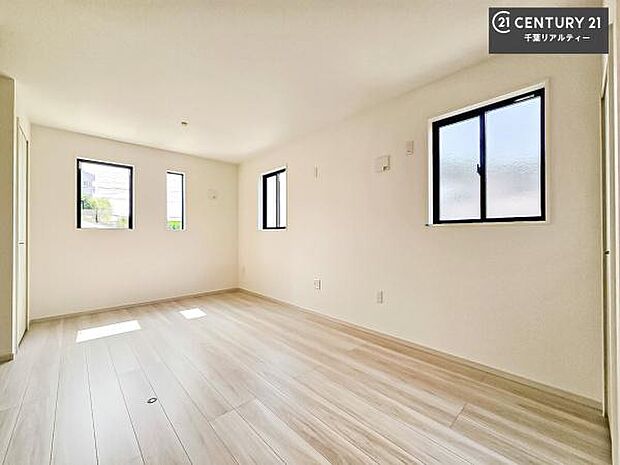 シンプルにデザインされているため、家具を選びません！お気に入りの家具を置いてくつろげる空間を作ることができます。