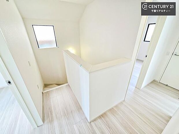 階段は明るく手摺りもついています！お子様やご年配の方も安心してご利用頂けますね！