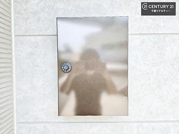 郵便ポスト付きで不在時でも荷物が受け取れてとっても便利！家にいなきゃいけないストレス回避！再配達の手間が省けます！