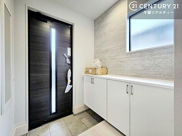 疲れて帰ってきても、ただいま!を言いたくなる、優しく迎え入れてくれる空間になっています。窓があり明るく温もり溢れる玄関です!