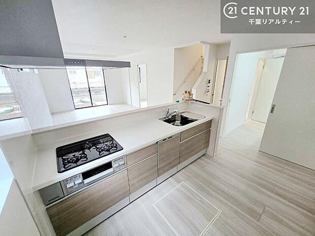 大人気の対面式システムキッチンを採用しています!ご家族のコミュニケーションが自然と増える設計です。お子様にも目が届くので嬉しいですね!広々使えて快適で作業が進みます。