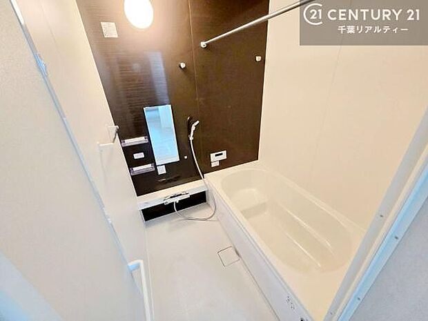 落ち着きある大人の雰囲気のバスルームは、味が出ていてバスタイムが充実!お仕事頑張っているご褒美にお好みの匂いの入浴剤を入れて、楽しんでみてはいかがでしょうか?