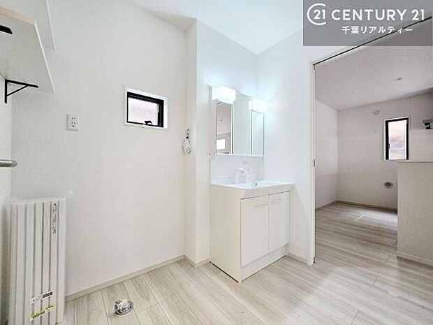 身なりを整える洗面所は、清潔感が大事です!水周りの清潔感のある雰囲気を演出!気持ちよくお使いいただけます。