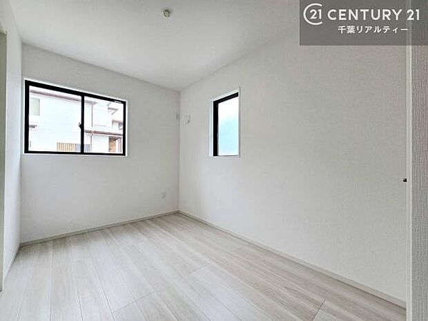 リビングに隣接した洋室は、開放すればLDKとつながる開放的な空間に。お子様の遊び場やワークスペース、客間など多目的に活用できる便利なお部屋です。