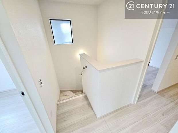 階段は明るく手摺りもついています!お子様やご年配の方も安心してご利用頂けますね!