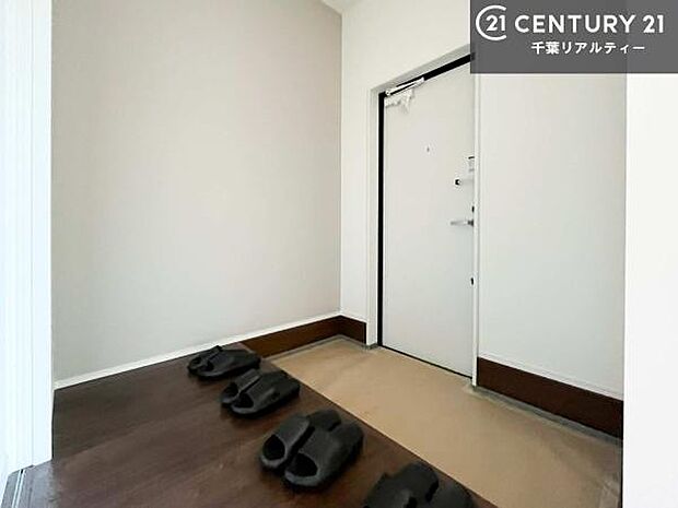 広々とした玄関は、家族みんなが同時に靴を脱ぎ履きしても余裕があり、出入りがスムーズ。