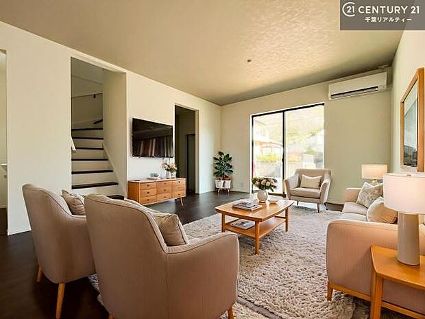 家具はCGパースです。優しい陽だまりがリビングを包んでくれて居心地の良い空間を演出してくれます!くつろぎの時間を過ごせます!