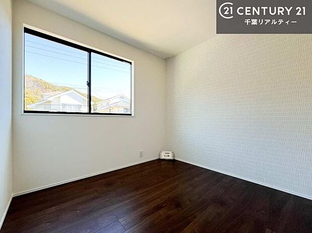 優しい光が差し込む洋室は、朝の目覚めも気持ちが良さそうですね。おうち時間もゆったりと過ごすことができます。優しい色合いのフローリングがどんな家具にもマッチします!