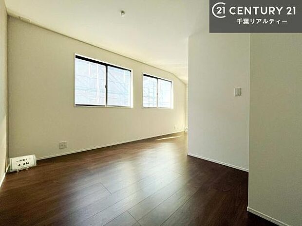 明るい洋室!日中は自然の明るさで電気をつけずに過ごすことができます!お子様のお勉強が捗りそう!