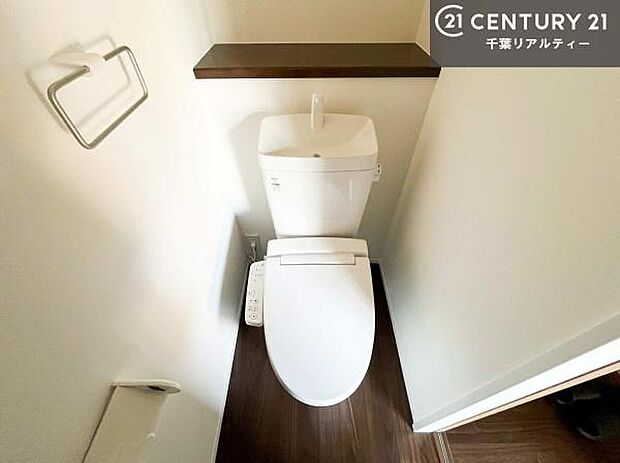 清潔感のある色味のお手洗いです!さわやかでスッキリする空間です!白を基調としているので、お手入れがしやすいトイレです!