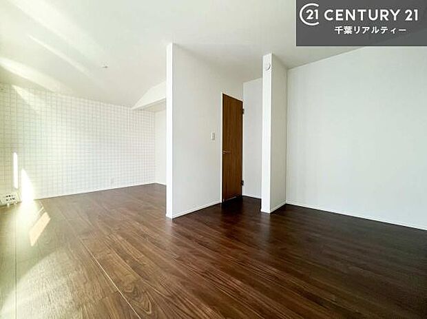 大きな窓からたっぷりの採光が注がれる洋室です。明るく心地よくずっといたくなるような空間です。