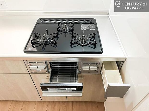 コンロは三口あるのでお料理の同時進行ができます。もちろんグリル付きです。調理スペースも広々している為作業がしやすい!使い勝手が良いシステムキッチンです!