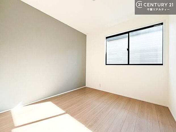 明るい洋室!日中は自然の明るさで電気をつけずに過ごすことができます!お子様のお勉強が捗りそう!