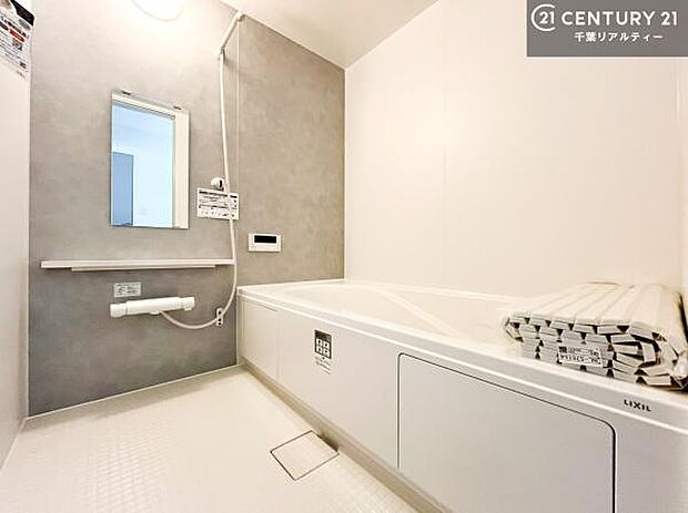 落ち着きある大人の雰囲気のバスルームは、味が出ていてバスタイムが充実!お仕事頑張っているご褒美にお好みの匂いの入浴剤を入れて、楽しんでみてはいかがでしょうか?