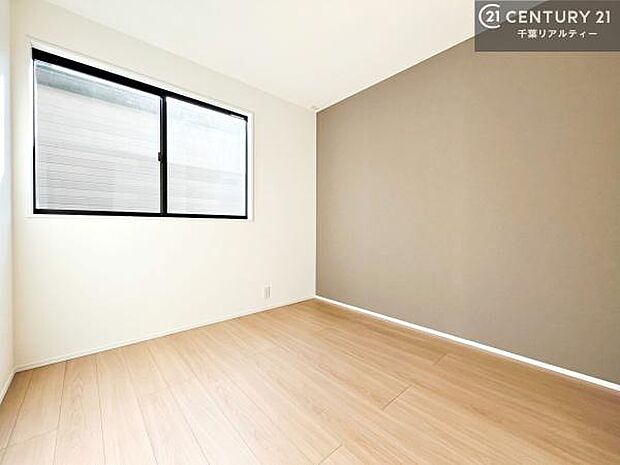 大きな窓からたっぷりの採光が注がれる洋室です。明るく心地よくずっといたくなるような空間です。