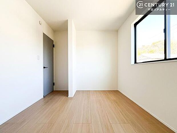 優しい光が差し込む洋室は、朝の目覚めも気持ちが良さそうですね。おうち時間もゆったりと過ごすことができます。