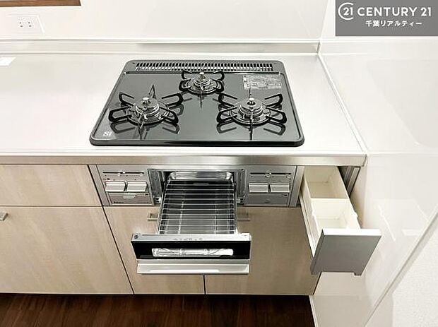 コンロは三口あるのでお料理の同時進行ができます。もちろんグリル付きです。調理スペースも広々している為作業がしやすい!使い勝手が良いシステムキッチンです!