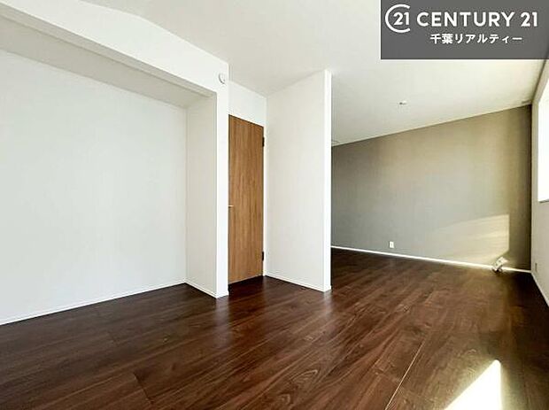 ライフスタイルに合わせて2部屋に分けることが可能です！窓から陽の光が差し込み明るく心地のよい空間です。