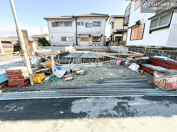 駐車スペースは2台分あります！セカンドカーはもちろん、バイクや自転車なども置き場所に困りません。