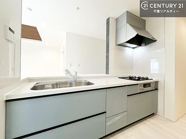 大人気の対面式システムキッチンを採用しています！ご家族のコミュニケーションが自然と増える設計です。お子様にも目が届くので嬉しいですね。収納力もあります！（同仕様）