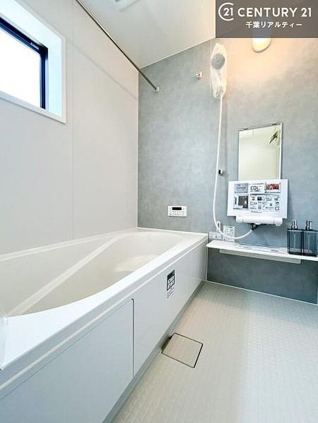 1日の疲れをしっかりと癒してくれる浴室です。おうちの素敵なリラクゼーション場所ですね。（同仕様）