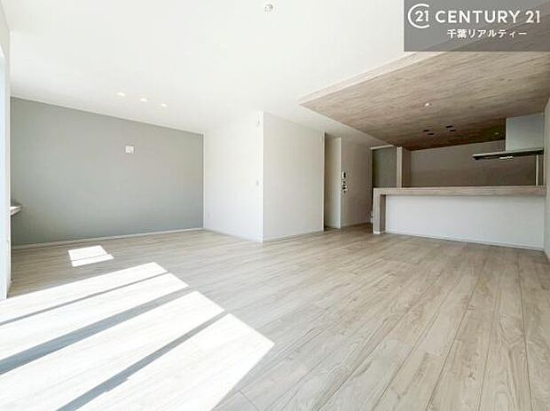 【現地販売会開催中】大切な家族が集まるからこそLDKにはこだわりたい。子供たちが元気に笑いながら走り回っている姿を見た時が「広い家にして良かった」と思う瞬間です。（施工例）