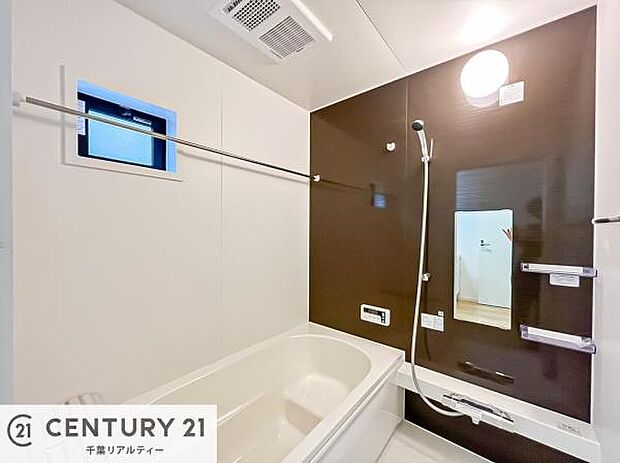 【現地販売会開催中】落ち着きある大人の雰囲気のバスルームは、味が出ていてバスタイムが充実！お仕事頑張っているご褒美にお好みの匂いの入浴剤を入れて、楽しんでみてはいかがでしょうか？