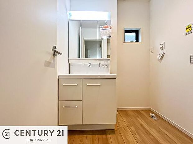 【現地販売会開催中】小窓付きの明るい洗面室です!湿気もすぐに入れ替えができて清潔に保つことができます!自然光が差し込むのでお化粧の仕上がりも良くなりますね!(施工例)