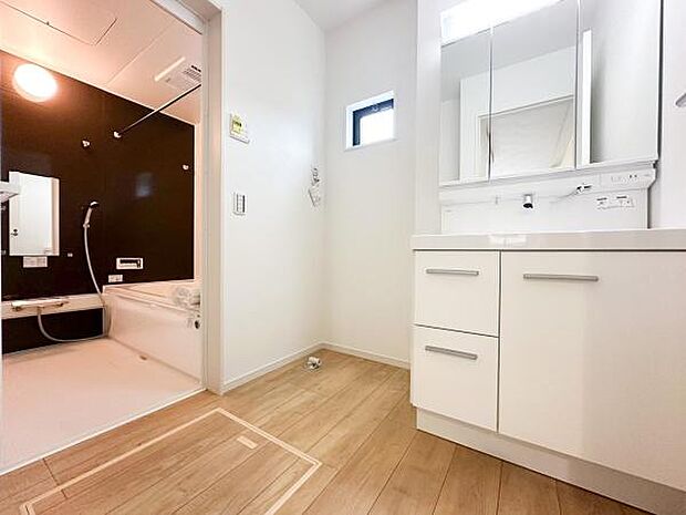 【現地販売会開催中】小窓付きの明るい洗面室です！湿気もすぐに入れ替えができて清潔に保つことができます！自然光が差し込むのでお化粧の仕上がりも良くなりますね！（施工例）