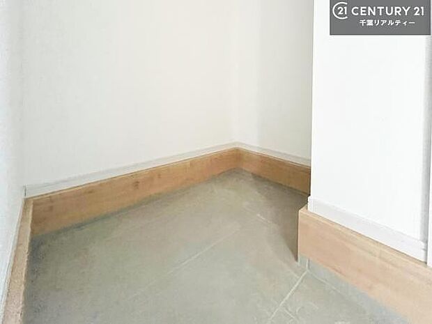 玄関土間収納付き！収納スペースなのでベビーカーやアウトドアの道具がスッキリしまえます！取り出しもラクラク！整理整頓がしやすい！（施工例）