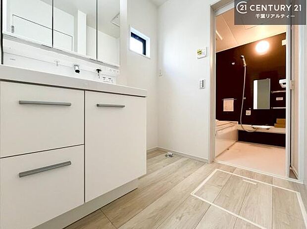 小窓付きの明るい洗面室です！湿気もすぐに入れ替えができて清潔に保つことができます！自然光が差し込むのでお化粧の仕上がりも良くなりますね！（施工例）