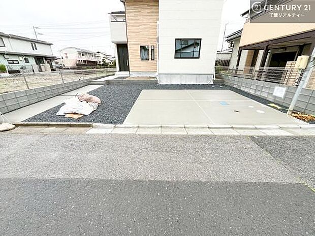 駐車スペースは3台分あります！（オプション）セカンドカーはもちろん、バイクや自転車なども置き場所に困りません。