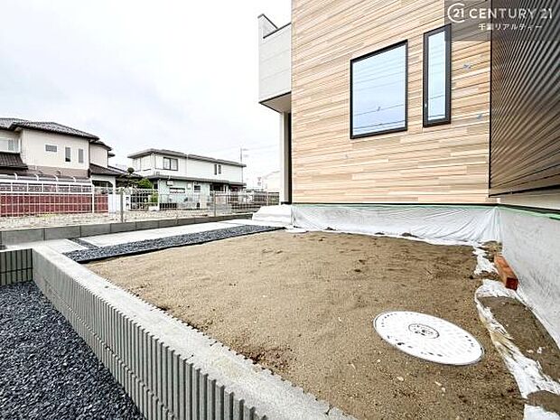 ちょっとしたお庭スぺースが付いています！ガーデニングも楽しめそうですね。