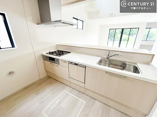 大人気の対面式システムキッチンを採用しています！ご家族のコミュニケーションが自然と増える設計です。お子様にも目が届くので嬉しいですね。収納力もあります！（同仕様）