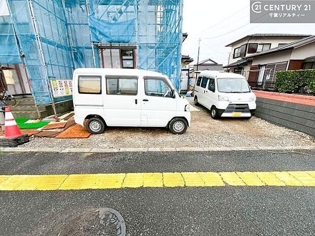 駐車スペースは3台分あります！セカンドカーはもちろん、バイクや自転車なども置き場所に困りません。