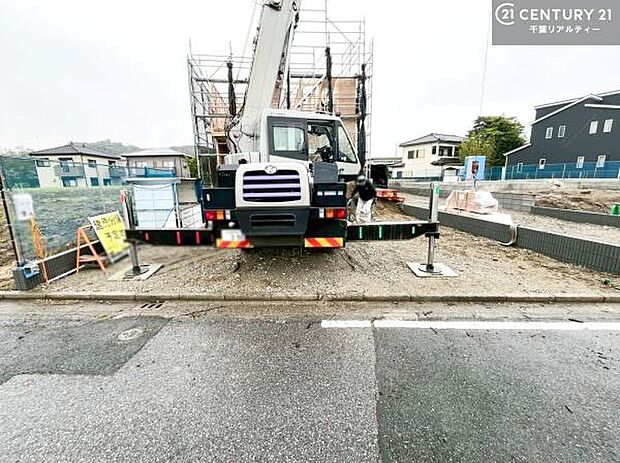 駐車スペースは3台分あります(車種による)！セカンドカーはもちろん、バイクや自転車なども置き場所に困りません。