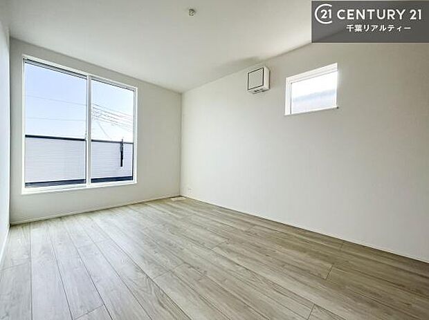 バルコニーに面している洋室です。明るく温もりがあり、換気もしっかりできます！朝起きて、外に出て背伸びをしつつ深呼吸をし良い朝を迎え入れることができます。（施工例）