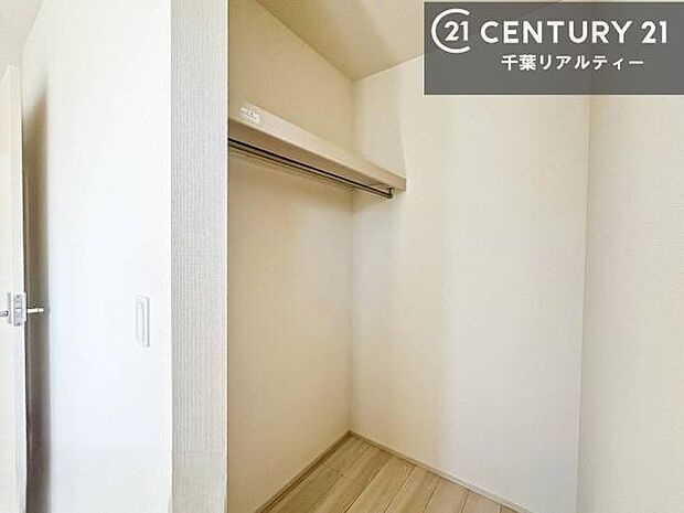 ウォークインクローゼット付きです。たくさんのお洋服などを収納しておけそうですね！他にも扇風機や加湿器など季節物の大きな家電も収納できます。（施工例）