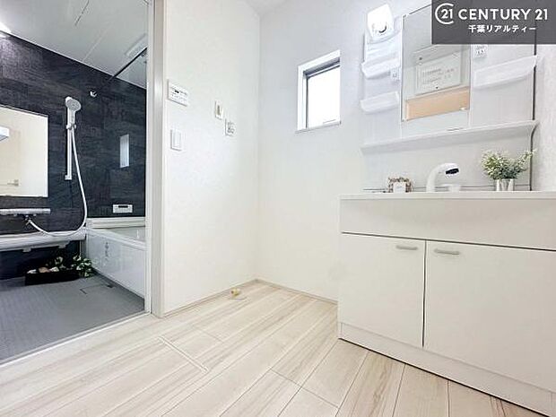 【同仕様】小窓付きの明るい洗面室です！湿気もすぐに入れ替えができて清潔に保つことができます！自然光が差し込むのでお化粧の仕上がりも良くなりますね！