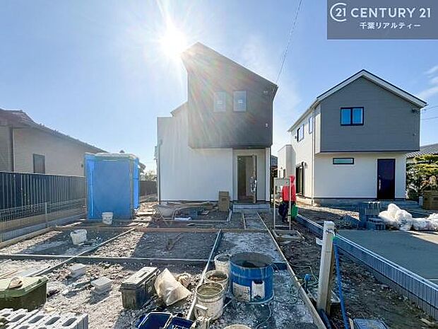 駐車スペースは2台分あります！セカンドカーはもちろん、バイクや自転車なども置き場所に困りません。