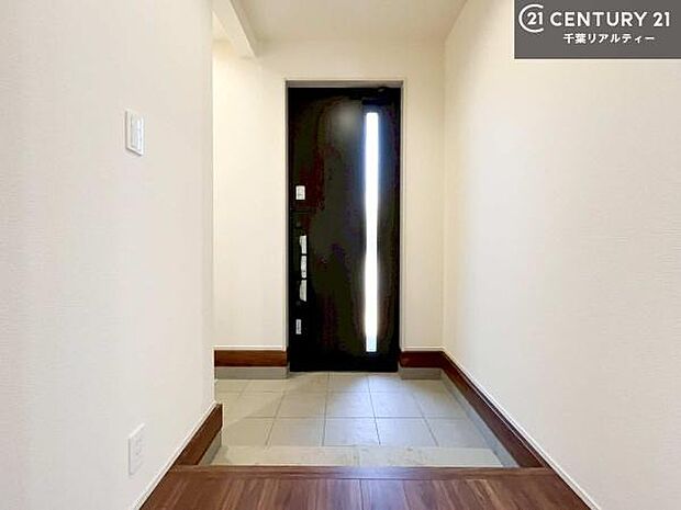 疲れて帰ってきても、ただいま！を言いたくなる、優しく迎え入れてくれる空間になっています。明るく温もり溢れる玄関です！