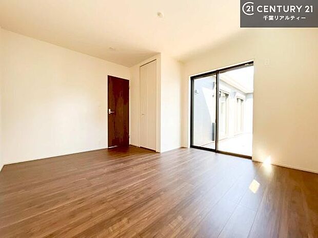 バルコニーへ面した洋室なので天気のいい日はバルコニーへ出てリフレッシュするのもいいですね！充実したプライベートタイムが送れる洋室！陽当たり、風通し良好です。